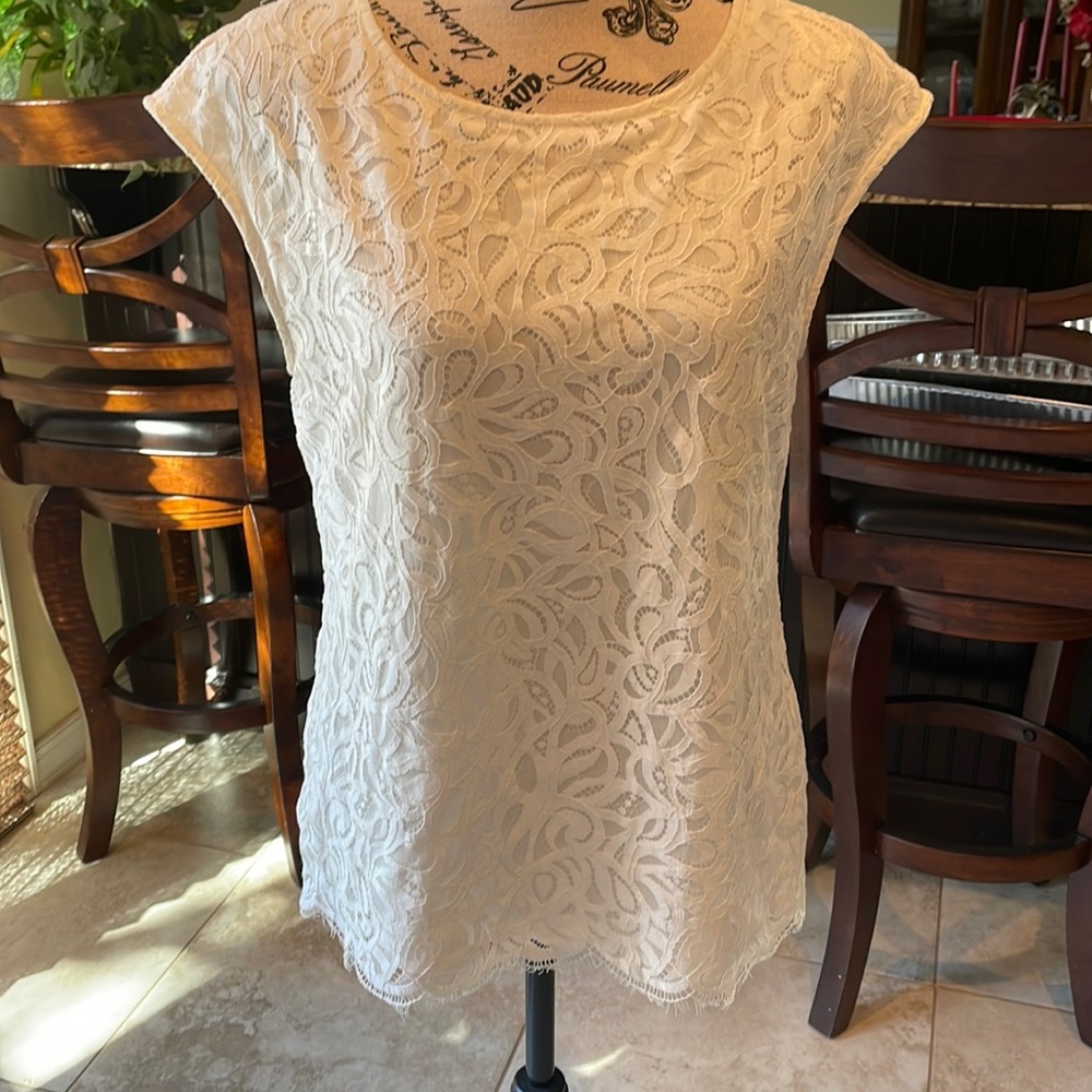 Vince Camuto off white lace sleeveless top size XS